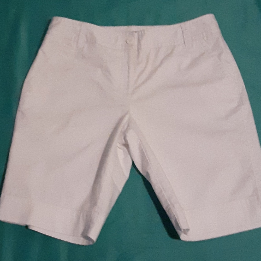 Apostrophe  stretch, white shorts